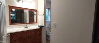 437 Biscayne Drive, Wilmington, NC 28411 — 4-bedroom home in Bayshore Estates, Wilmington, NC, photo 16 of 20: upstairs bathroom