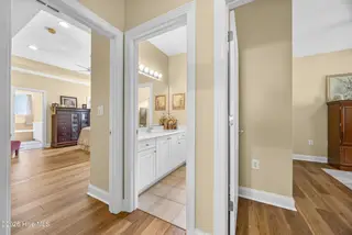8746 Ramsbury Way, Wilmington, NC 28411 — 4-bedroom home in Plantation Landing, Wilmington, NC, photo 14 of 49: 14_hallway