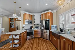 604 E Front Street, New Bern, NC 28560 – photo 20: kitchen with gas oven