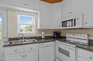 103 24th Street, Emerald Isle, NC 28594 — 4-bedroom townhome in Emerald Isle By The Sea, Emerald Isle, NC, photo 22 of 51: Kitchen