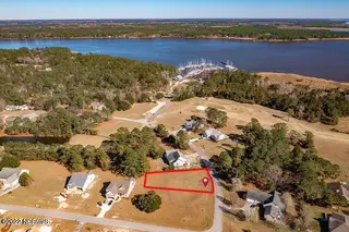 1306 Barkentine Drive, New Bern, NC 28560 – photo 3: 20220317160806718690000000-o