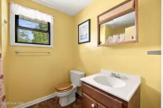 1210 Pelican Drive, New Bern, NC 28560 – photo 21: Upstairs bath