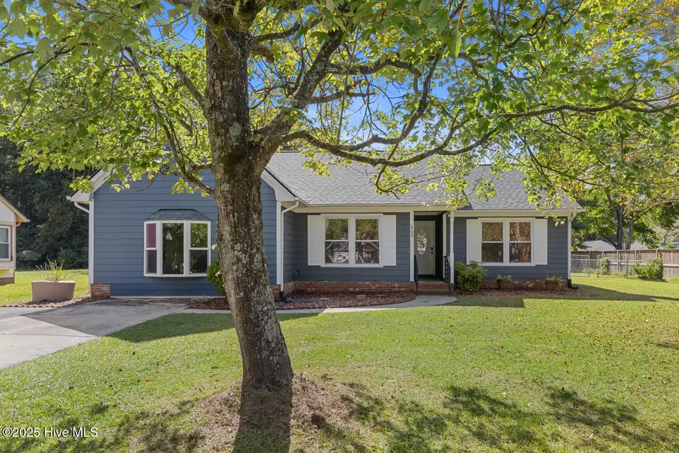 609 Mallard Drive, Jacksonville, NC 28540 — 3-bedroom home in Mallard Creek, Jacksonville, NC, photo 1 of 26: Front