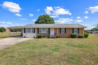 1719 Lipscomb Road E, Wilson, NC 27893 — 3-bedroom home, Wilson, NC, photo 1 of 28: 44-179 Lipscomb Rd-Hedges Trimmed
