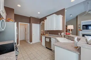 123 Azalea Drive, Hampstead, NC 28443 – photo 16: 123AzaleaDriveInterior(13)
