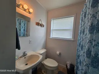 909 N 20th Street, Morehead City, NC 28557 – photo 13: Bathroom