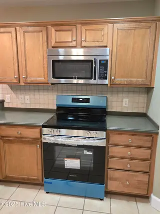833 Fifty Lakes Drive, Southport, NC 28461 – photo 10: Kitchen New Stove