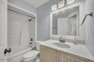 227 Gazebo Court, Wilmington, NC 28409 — 6-bedroom home in Inlet Point Harbor, Wilmington, NC, photo 23 of 67: Second-Floor Bathroom 2