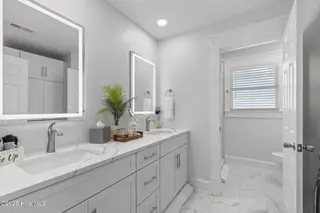 1101 Arendell Street, Morehead City, NC 28557 – photo 13: Upstairs Bathroom 1