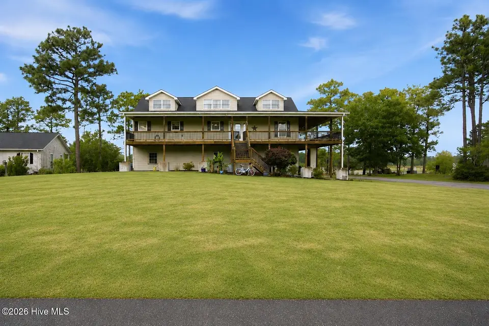354 W South Shore Drive, Southport, NC 28461 — 3-bedroom home in Boiling Spring Lakes, Southport, NC, photo 1 of 39: 13 photo green grass