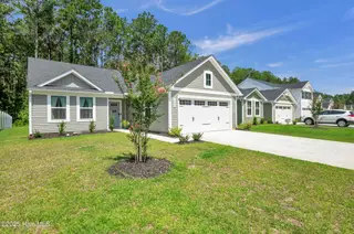 1053 Sharron Creek Drive, Shallotte, NC 28470 — 3-bedroom home in Sharron Creek Crossing, Shallotte, NC, photo 2 of 36: 1053 sharron crk dr-00003