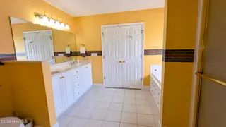 129 Hidden Pond Drive, New Bern, NC 28562 – photo 18: Primary Suite Bathroom