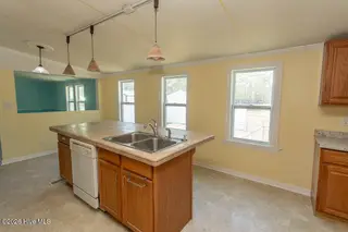 423 Gray Drive SW, Shallotte, NC 28470 — 3-bedroom manufactured home in Sherrow Estates, Shallotte, NC, photo 10 of 38