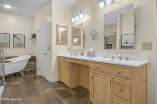 8812 Sedgley Drive, Wilmington, NC 28412 – photo 22: Primary Bathroom