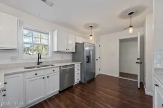 122 Tanbark Drive, Jacksonville, NC 28546 — 3-bedroom home in Aragona Village, Jacksonville, NC, photo 12 of 53: Kitchen