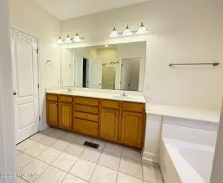 103 Castelnau Court, Jacksonville, NC 28540 — 5-bedroom home in Williamsburg Plantation, Jacksonville, NC, photo 23 of 52: 10. Master Bath D