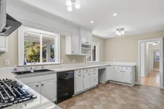 216 Lands End Road, Morehead City, NC 28557 — 3-bedroom home in Spooners Creek, Morehead City, NC, photo 15 of 65: 216 Lands End _ Interior-Exterior (20 of