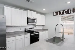 67 Fresh Air Drive, Hampstead, NC 28443 – photo 7: Large, open kitchen