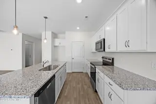 516 Getaway Lane 121, Shallotte, NC 28470 — 3-bedroom home in Summers Walk, Shallotte, NC, photo 11 of 25: 15_kitchen