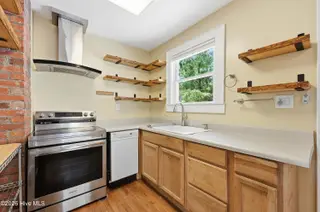 109 Noyes Avenue, Morehead City, NC 28557 – photo 10: Kitchen