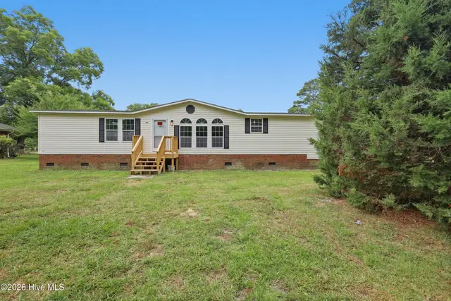 107 W Robertson Street, Beulaville, NC 28518
