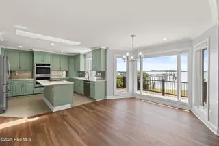 995 Chadwick Shores Drive, Sneads Ferry, NC 28460 – photo 13: 46_breakfast nook