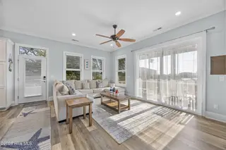 638 S Fourth Avenue, Kure Beach, NC 28449 – photo 19: 20_living room