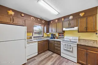 102 Greenbriar Drive, Jacksonville, NC 28546 – photo 16: 16_kitchen