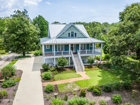 630 Ravenswood Rd, Hampstead