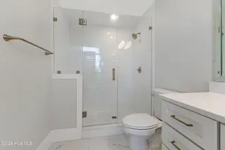 805 Mulberry Street Unit 114, Beaufort, NC 28516 — 1-bedroom condo in 805 Mulberry, Beaufort, NC, photo 16 of 25: Primary Ensuite