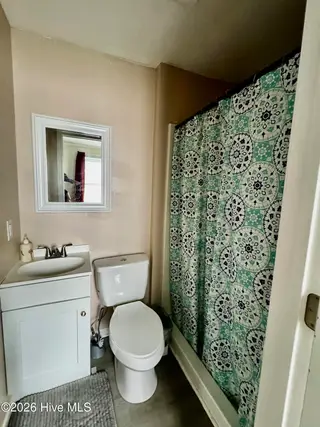 616 Cardwell Street, Elizabeth City, NC 27909 – photo 7: Ensuite Bath