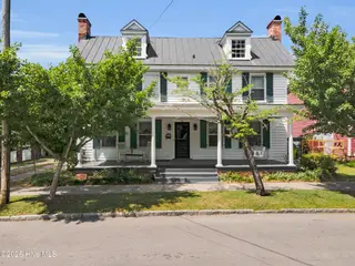 208 Johnson Street, New Bern, NC 28560 – photo 1: 208 Johnson Street