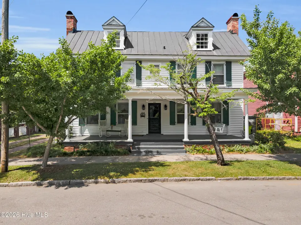 208 Johnson Street, New Bern, NC 28560 – photo 1 of 60: 208 Johnson Street