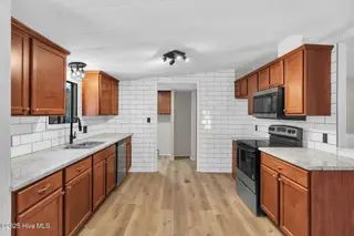 115 Grassy Meadow Drive, Richlands, NC 28574 — 3-bedroom manufactured home in Grassy Meadows, Richlands, NC, photo 8 of 33: 47_115 grassy mdws dr 00047