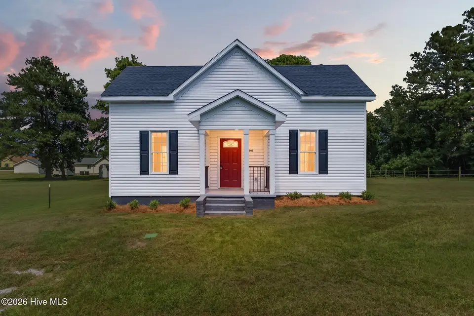 305 E Harnett Street, Benson, NC 27504 – photo 1 of 40: 1-web-or-mls-DSC01778 - D2D
