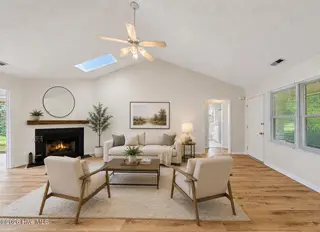 537 Chattooga Place Drive, Wilmington, NC 28412 — 3-bedroom home in Chattooga Place, Wilmington, NC, photo 6 of 69: Living Room