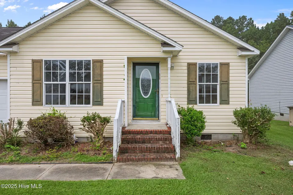 107 Luke Court, New Bern, NC 28560 – photo 1 of 26: Front View