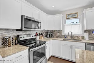 1720 N New River Drive, Surf City, NC 28445 — 5-bedroom home in Old Settlers Beach, Surf City, NC, photo 13 of 44