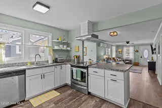208 Hamlet Avenue, Carolina Beach, NC 28428 — 3-bedroom home, Carolina Beach, NC, photo 5 of 49: 23-web-or-mls-BTS00842
