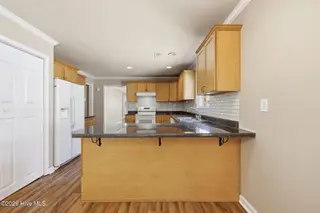 1812 Greensboro Street, New Bern, NC 28560 – photo 15: 25-web-or-mls-0C0A6035_edit