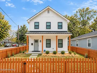 624 S 8th Street, Wilmington, NC 28401 — 3-bedroom home in Dawson-Castle Street, Wilmington, NC, photo 1 of 27: Modern Farmhouse with Picket Fence