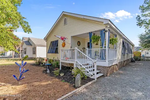 212 NE 33rd St, Oak Island