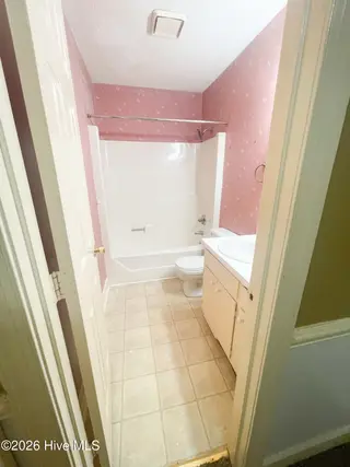 406 Hawthorne Lane W, Wilson, NC 27893 – photo 11: Bathroom