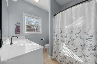 109 Fernie Lane, New Bern, NC 28560 – photo 21: Guest Bathroom