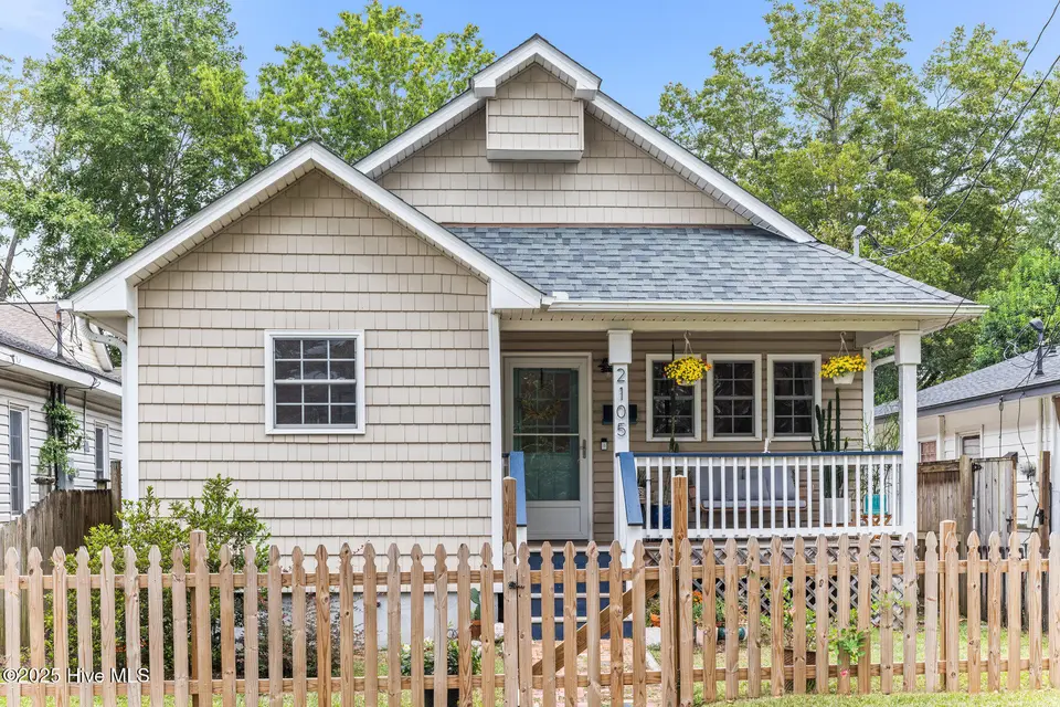 2105 Gibson Avenue, Wilmington, NC 28403 — 3-bedroom home in Carolina Place, Wilmington, NC, photo 1 of 26: 001_2105_gibson_avenue-01_921