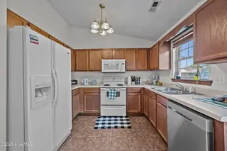 105 Linden Road, Richlands, NC 28574 – photo 8: 11-web-or-mls-_RAD7610