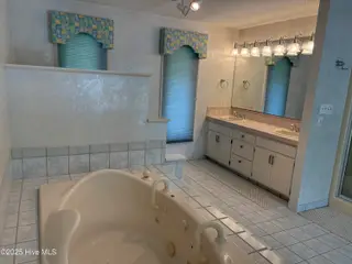 1608 Brices Creek Road, New Bern, NC 28562 – photo 14: Jacuzzi tub