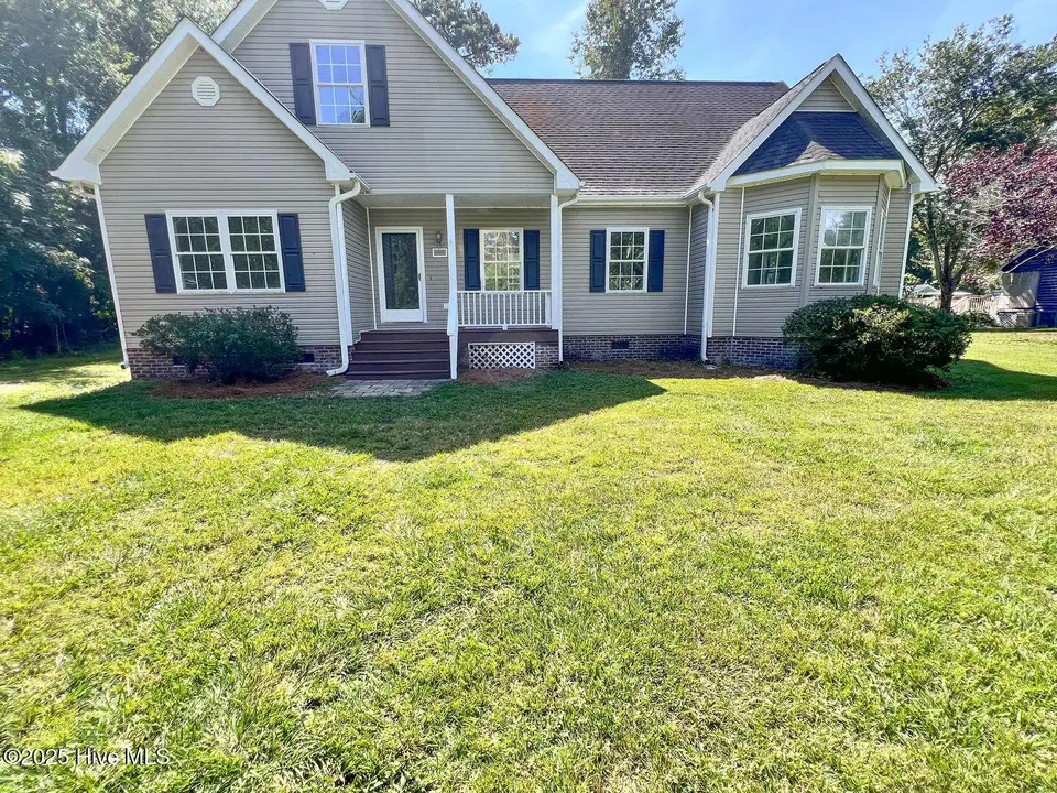 213 Country Place Road, Wilmington, NC 28409 — 3-bedroom home in Country Place, Wilmington, NC, photo 1 of 28: Front view