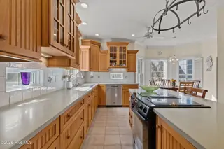 312 Lord Berkeley Drive, Emerald Isle, NC 28594 – photo 21: Immaculate Kitchen