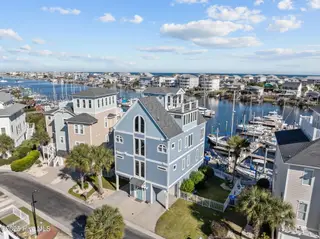 902 Grand Bahama Drive, Carolina Beach, NC 28428 — 5-bedroom home in Federal Point Yacht, Carolina Beach, NC, photo 11 of 68: 22-web-or-mls-DJI_20251104133304_0335_D